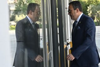 Ο Βασίλης Στίγκας θα διαβεί και πάλι την πόρτα των δικαστηρίων παρέα με τους βουλευτές του κόμματός του και τον «σκιώδη αρχηγό» Ηλία Κασιδιάρη